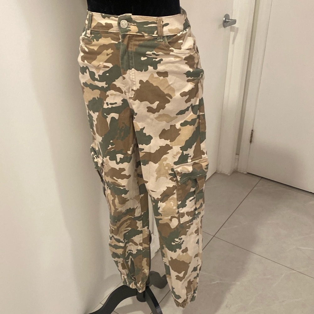 ARDENE, Camouflaged high Rise Cargo Pants in Green/Brown/Beige.  Size small
